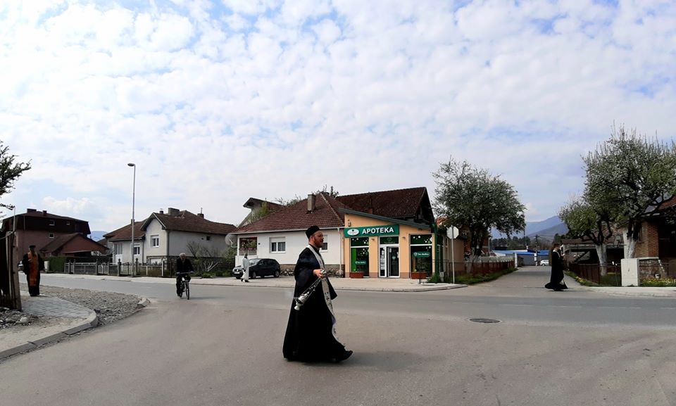 Molitvom protiv pandemije ulicom pored Doma zdravlja i Opšte bolnice