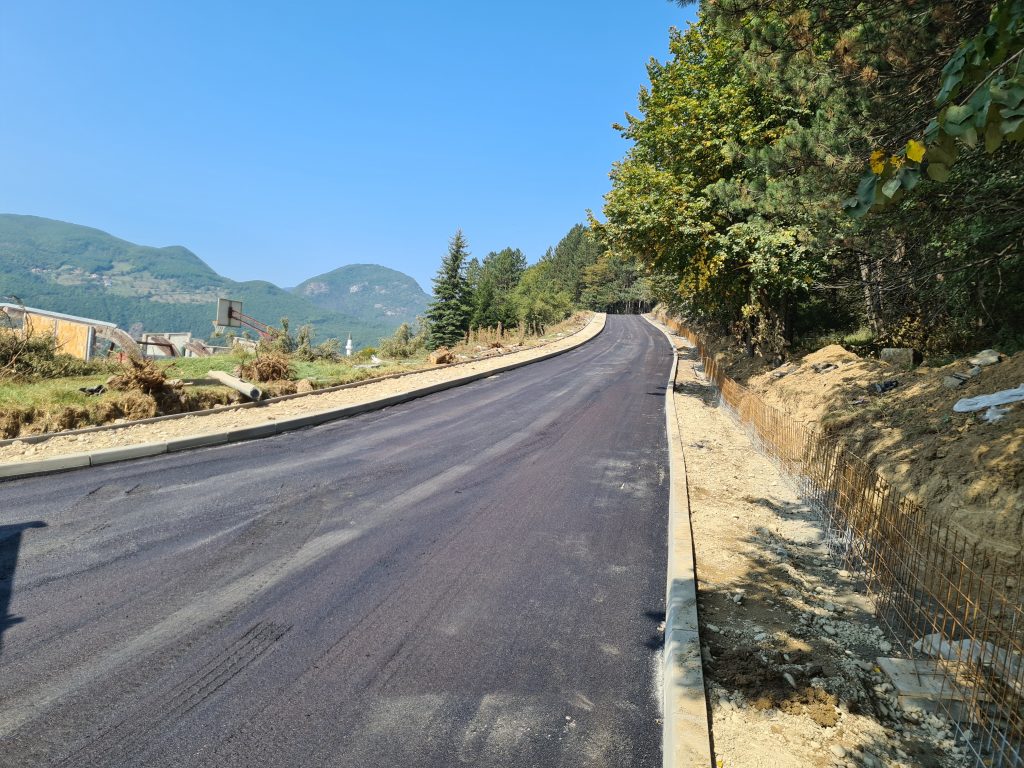 U toku asfaltiranje Jasikovca