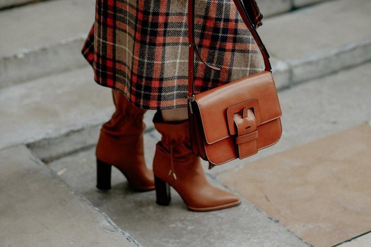 Četiri modne greške zbog kojih izgledate starije Postoje sitne greške koje pravimo pri oblačenju i kombinovanju odjeće zbog kojih možda ostavljate drugačiji utisak od onog koji ste željeli. U svakom slučaju, lični stil nikako ne treba da mijenjate (bez obzira na gomilu trendova koji nam svakodnevno dolaze i odlaze!) jer on nema nikakve veze s godinama koje nosite. Ali o ove četiri modne greške svakako bi ubuduće trebalo da povedete računa… 1. Loše krojena suknja/haljina Uski kroj suknje do koljena može da izgleda veoma poslovno, ali i prilično seksi – u doslovno svakom uzrastu! Međutim, takva suknja mora savršeno da pristaje vašoj figuri, jer u suprotnom daje sasvim drugačiji utisak. U prevodu, pazite na kroj suknje i haljine užeg kroja, jer ovi komadi zaista treba da pristaju uz tijelo. Ako su preširoke, odnosno loše krojene, obavezno ih prilagodite tijelu jer će vas u protivnom proširiti na djelovima tijela gdje to nikako ne želite. 2. Cipele i torba u istoj boji Ovo se pravilo slijepo poštovalo u nekim sada već davnim vremenima. U 21. vijeku ovo pravilo više ne važi! Ista je situacija i s ružem za usne, koji ne mora da se slaže s lakom za nokte. Ili sjenkom za oči… Ovi modni trikovi nekada su bili zakon, ali danas jedino mogu da vam dodaju godine. Ne pridržavajte se po svaku cijenu pravila i propisa, već pustite mašti na volju. Današnja moda spaja nespojivo i dozvoljava igre i isprobavanja kako s bojama, tako i sa stilovima. 3. Obuća sa punom petom Koliko god da ih volimo jer su stvarno udobne, činjenica je da pune i velike potpetice, posebno one niže, mogu da izgledaju veoma nezgrapno. Ako nosite ovakve cipele zbog udobnosti, vrijeme je za promjene, jer postoji mnogo modela cipela s visokom petom koje su istovremeno veoma udobne i elegantne. Mala uska peta espadrile ili popularne platforme koje su veoma moderne mogu da izgledaju odlično. 4. Prevelike muške košulje Široki, muški krojevi košulja ispod kojih skrivate tijelo izgledaju veoma neuredno i neprikladno. Ukoliko mislite da je neophodno da prikrijete nedostatke, bolje je da odaberete žensku, blago strukiranu košulju i sako nešto dužeg kroja, koji u kombinaciju mogu uspješno da pokriju kritične djelove i naglasiti upravo ono što treba. Izvor Stil