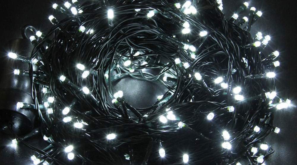 svijetleće lampice, jelke, ukrasi