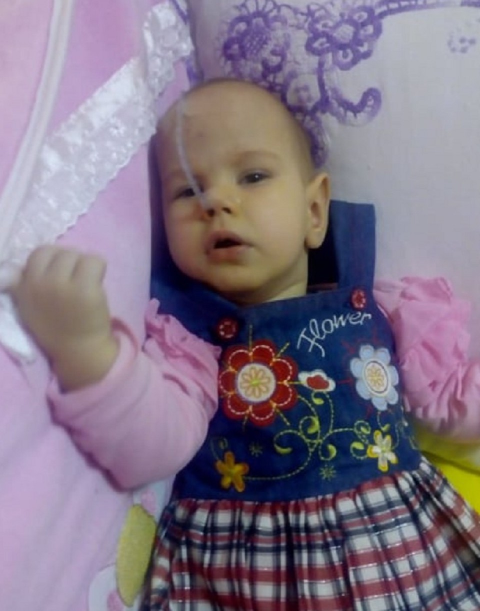 Natalija Ljumović je dio Fondacije Budi human. Ona je rođena hitnim carskim rezom u 36. nedelji. Po rođenju nije zaplakala, već je nakon reanimacije hitno prebačena na neonatologiju gdje je intubirana i priključena na aparate za disanje. Kao posledica nedostatka kiseonika na rođenju, Natalija nema akt gutanja ni sisanja, a hranu uzima isključivo na sondu kroz nos, koju već sada pokušava na sve moguće načine da ukloni, jer joj smeta. Natalija ne ispušta glas jer je u potpunosti afonična. “Kako bi se njeno stanje poboljšalo, potrebni su adekvatni ljekovi koji su dostupni u Makedoniji, i bez kojih nije moguće doprinijeti poboljšanju Natalijinog trenutnog stanja. Samo zajedničkim snagama, možemo omogućiti ovom petnaestomjesečnom anđelu srećnije djetinjstvo. Upišimo 35 i pošaljimo na 14543!”, kazali su iz Fondacije Budi human. Nataliji se može pomoći i uplatom na žiro račun 520-41930-94 ili devizni račun 520042000001515152. IBAN: ME25520042000001515152