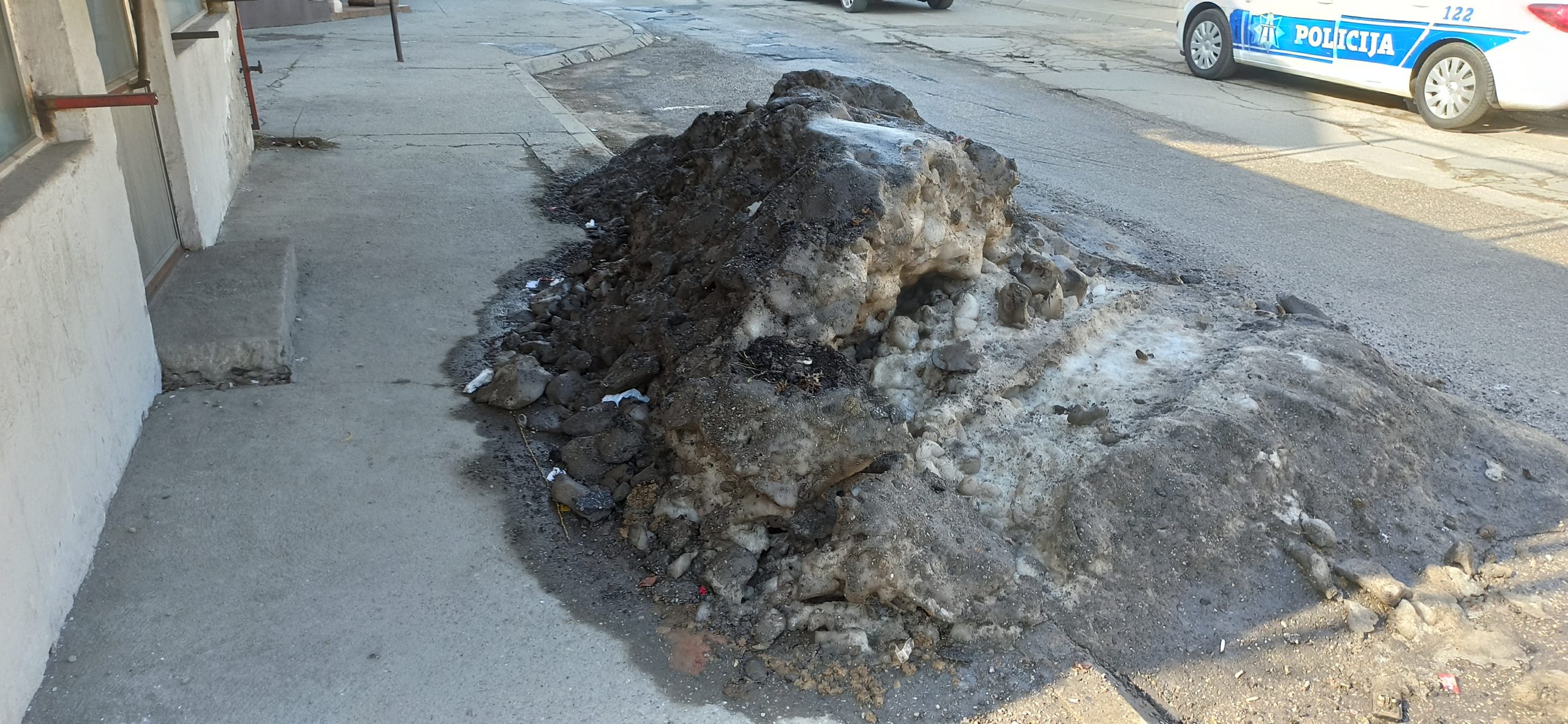 nanos snijega i leda po sred puta