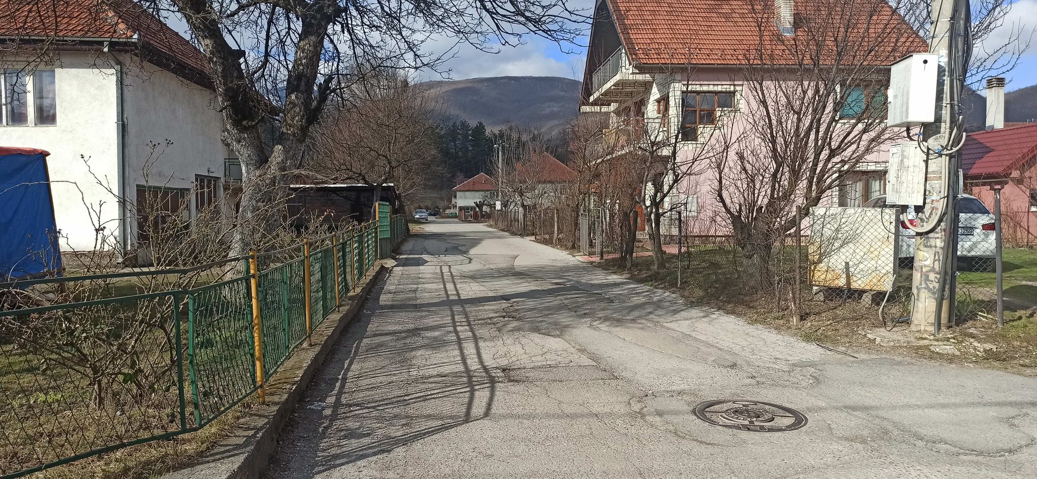 U nasem gradu suncano, ali hladnije nego prethodnih dana. Ipak, vazduh je svjez pa bi uz adekvatnu odjecu trebalo prosetati. Nedjelja je pa sugradjani mogu rastereceno popiti kafu u nekom od kafica. Послао/ла Stefan Данас у 09:30 Temperatura je 2 stepena