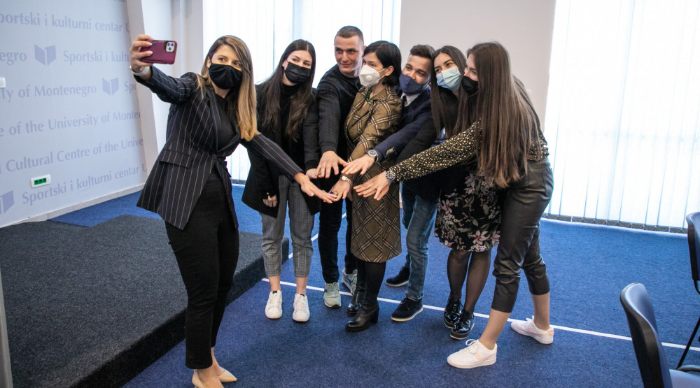 Bratić, Srzentić, Milatović i Radulović odgovarali na pitanja studenata Razvijanjem mehanizama koji će dalje snažiti mlade i više ih uključivati u procese donošenja odluka, možemo doprinijeti razvoju njihovih potencijala i osigurati napredak cijelog društva, ocijenjeno je tokom današnjeg Foruma „Pitaj ministra“. Kako je saopšteno iz Generalnog sekretarijata Vlade, ministarke prosvjete, nauke, kulture i sporta, i javne uprave, digitalnog društva i medija, Vesna Bratić i Tamara Srzentić, kao i ministri vanjskih poslova i ekonomskog razvoja, Đorđe Radulović i Jakov Milatović, razgovarali su danas sa oko 20 studenata svih univerziteta u Crnoj Gori o pitanjima od značaja za njihovo obrazovanje i profesionalno usavršavanje, a razmijenjena su mišljenja i o aktuelnoj zdravstvenoj i ekonomskoj situaciji u Crnoj Gori. Ističe se da je forum organizovan povodom obilježavanja 4. aprila, Dana studenata, u okviru projekta EU4ME koji finansira Evropska unija, a u sklopu kojeg se afirmiše snažnija uključenost mladih u proces pristupanja EU. U neformalnom razgovoru, ministri su predstavili rad resora na čijem su čelu i odgovorili na brojna pitanja studenata. “Studente je, iz resora ekonomskog razvoja, zanimala podrška preduzetničkim idejama studenata, kao i vizija razvojnog puta turističke privrede i unapređenje turističke ponude. Sa ministarkom javne uprave, digitalnog društva i medija razgovarali su o funkcionisanju i mogućnosti podrške omladinskim medijima i digitalizaciji javne uprave”, navode u Generalnom sekretarijatu Vlade. U razgovoru sa Bratićevom studenti su razmijenili mišljenje u vezi sa programom stručnog osposobljavanja, stipendiranjem najboljih studenata, kreiranjem kulturnih sadržaja, saradnjom sa institucijama kulture, kao i mogućnostima za povećanje studentskih kredita i za uspostavljanjem saradnje sa vodećim svjetskim univerzitetima iz oblasti turizma i hotelijerstva. “Sa Radulovićem su razgovarali o promovisanju države na međunarodnom nivou, sa posebnim osvrtom na međunarodnu razmjenu studenata, kao i o situaciji sa koronavirusom i aktivnostima tog resora u pogledu predstavljanja turističke ponude i privlačenja stranih gostiju”, dodaje se. Otvarajući Forum, glavna pregovaračica, Zorka Kordić je čestitala studentima predstojeći praznik i istakla da je “naš zajednički zadatak da na putu pristupanja EU snažimo politiku mladih u skladu s najboljim evropskim praksama i afirmišemo potencijal mladih, kako u kreiranju javnih politika, tako i promociji evropske integracije Crne Gore”. Ona je naglasila da se pitanja mladih tretiraju kroz više pregovaračkih oblasti, a posebno kroz poglavlja 25 i 26 koja se tiču nauke i istraživanje i obrazovanja i kulture, u okviru kojih im se nude brojne prilike za bavljenje istraživanjem, razvijanjem vještina i unapređivanjem znanja, sticanjem novih iskustava u inostranstvu, školovanjem i stažiranjem i pozvala studente da budu aktivni, konkurišu za raspoložive EU programe i iskoriste brojne mogućnosti koje im se nude. „Mladi su važan resurs ove zemlje, posebno kada je u pitanju pristupanje Crne Gore EU i Vlada želi da osnaži dijalog i čuje glas studenata u pravcu kreiranja održivih rješenja za budućnost i njihove snažnije uključenosti u sve mehanizme integracije u EU“, istakla je Kordić i istakla da će Kancelarija za evropske integracije Crne Gore podsticati snažnu saradnju sa studentima. Ministarka prosvjete, nauke, kulture i sporta kazala je da je zadovoljna što je danas razgovarala sa studentima državnog, kao i privatnih univerziteta, kada su u pitanju teme koje su u domenu njihovog interesovanja, a tiču se oblasti obrazovanja, nauke i kulture. “Kao univerzitetski profesor, svjesna sam brojnih problema koji opterećuju naše studente i poteškoća sa kojima se susreću, kao i činjenice da su studenti naša velika pokretačka snaga. Vjerujem da ćemo izgraditi odnos povjerenja i da će naši naredni zajednički koraci biti usmjereni ka unapredjenju visokog obrazovanja, kao i poboljšanju statusa studenata i njihovog standarda“, poručila je Bratić. Ministarka javne uprave, digitalnog društva i medija je ohrabrila studente da daju što više predloga i inicijativa, kako bi se unaprijedili njihovi uslovi za studiranje i uopšte usluge koje koriste mladi, posebno digitalne usluge. U razgovoru je dobila predloge na koje načine se studenti i studenkinje mogu uključiti u rješavanje izazova društva, te kakva je njihova vizija dobre javne uprave i Crne Gore. “Sve što radimo danas, radimo za i zbog vas, jer ćete ubrzo studentske klupe zamijeniti kancelarijima iz kojih ćete djelovati za dobrobit našeg društva i učestvovati u ovim procesima koje danas mi vodimo”, kazala je Srzentić. Radulović je istakao da će jedan od prioriteta Ministarstva vanjskih poslova biti profesionalizacija diplomatske službe. “Posebna pažnja biće posvećena promociji crnogorskih potencijala, prvenstveno u oblasti privrede, investicija, turizma, kulture, nauke i obrazovanja. Budući da ova Vlada percipira omladinu kao svoj najznačajniji potencijal, preduzećemo sve aktivnosti u cilju unapređenja saradnje sa zemljama u kojima imamo diplomatsko-konzularna predstavništva, na planu obrazovanja i razmjene edukativnih sadržaja i ekspertize”, rekao je ministar. Dodao je da će nastojati da kroz postojeće programe razmjene studenata, kao i kroz bilateralne sporazume, kreiraju optimalne uslove kako bi mladi mogli da apliciraju za studije u inostranstvu. “Takođe, zaposleni u našoj diplomatsko-konzularnoj mreži će kroz intenzivniju komunikaciju sa predstavnicima crnogorskih studenata u zemljama prijema, doprinijeti boljem razumijevanju njihovog statusa i potreba, jer naše ambasade su tu za crnogorske građane”, poručio je ministar vanjskih poslova. Ministar ekonomskog razvoja je kazao da u Crnoj Gori postoji puno studenata i mladih kreativnih ljudi sa odličnim idejama i da je spreman da podrži dobre inicijativu studenata, kao i to da država treba da radi na obezbjeđivanju javnih usluga i servisa koji bi bili na raspolaganju studentima. “Želim da što više kvalitetnog vremena provedete jedni sa drugima, stičući i lična i akademska znanja koja će vam kasnije poslužiti u profesionalnoj karijeri i želim vam da vaše studentske dane iskoristite na najbolji mogući način – ukoliko ste na vrijeme iskoristite i određene programe studentske razmjene”, poručio je Milatović studentima. Dodao je i da je on iskoristio čak tri takva programa, koja su mu mnogo pomogla u ličnom sazrijevanju i u životu, a negdje bila i presudna za njegovu dalju profesionalnu karijeru. U Generalnom sekretarijatu Vlade ističu da su studenti naglasili da su zadovoljni što im je pružena prilika da ministre u neformalnom druženju upoznaju, kako sa izazovima sa kojima se suočavaju, tako i sa svojim idejama i konstruktivnim predlozima. “Poručili su da su spremni da doprinesu unapređenju javnih politika i da zajedno sa Vladom rade na razvoju društva”, zaključuje se u saopštenju.