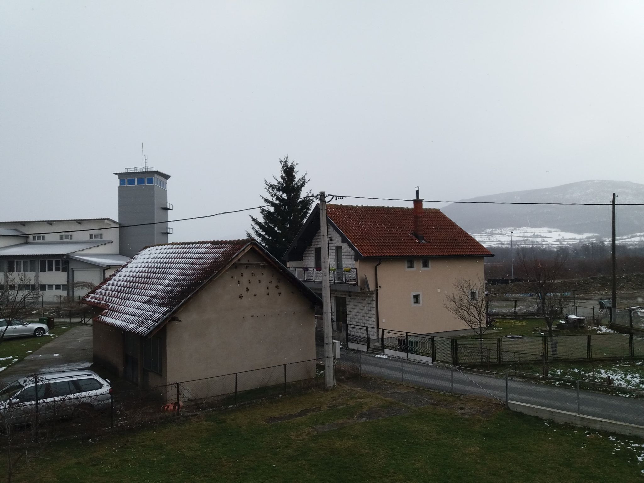 Duva vjetar, snijeg pada, hladno je, na ulicama slabo koga...