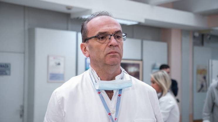 “Ja sam za to saznao iz portala, tako da komentar nemam. Evo vidjeću”, kazao je kratko CdM-u Kavarić Danilo Jokić, direktor Doma zdravlja Podgorica, za Cdm kaže da je doktoru Kavariću prestao mandat direktora Doma zdravlja 4. februara 2021. godine po sili zakona. “On je danom prestanka te funkcije dao nalog da mu se uradi rasporedno rješenje iako mu radni odnos u tom momentu nije bio u fazi mirovanja za vrijeme vršenja funkcije direktora DZ. Važno je reći da je rješenje o novom ugovoru o radu sastavljeno bez pravnog osnova kao i rasporedno rješenje jer je potpisano od neovlašćenog lica”, kazao je Jokić. Direktor DZ Podgorica kaže da Crna Gora mora postati zemlja sa vladavinom prava i da zakoni moraju važiti jednako za sve, i za doktora Kavarića i za mene tokom i nakon prestanka funkcije, kao i za sve građane Crne Gore. On je kazao da doktor Kavarić nakon otkaza ima pravo da se prijavi na javni konkurs kada bude objavljen za pedijatra u DZ Podgorica i da zasnuje radni odnos kako se to čini i kako pravno treba da stoji. Treba istaći da je doktor Nebojša Kavarić ugledni crnogorski ljekaar. Asocijacija menadžera Crne Gore proglasila ga je 2016. godine u javnim institucijama, ustanovama i lokalnim upravama.