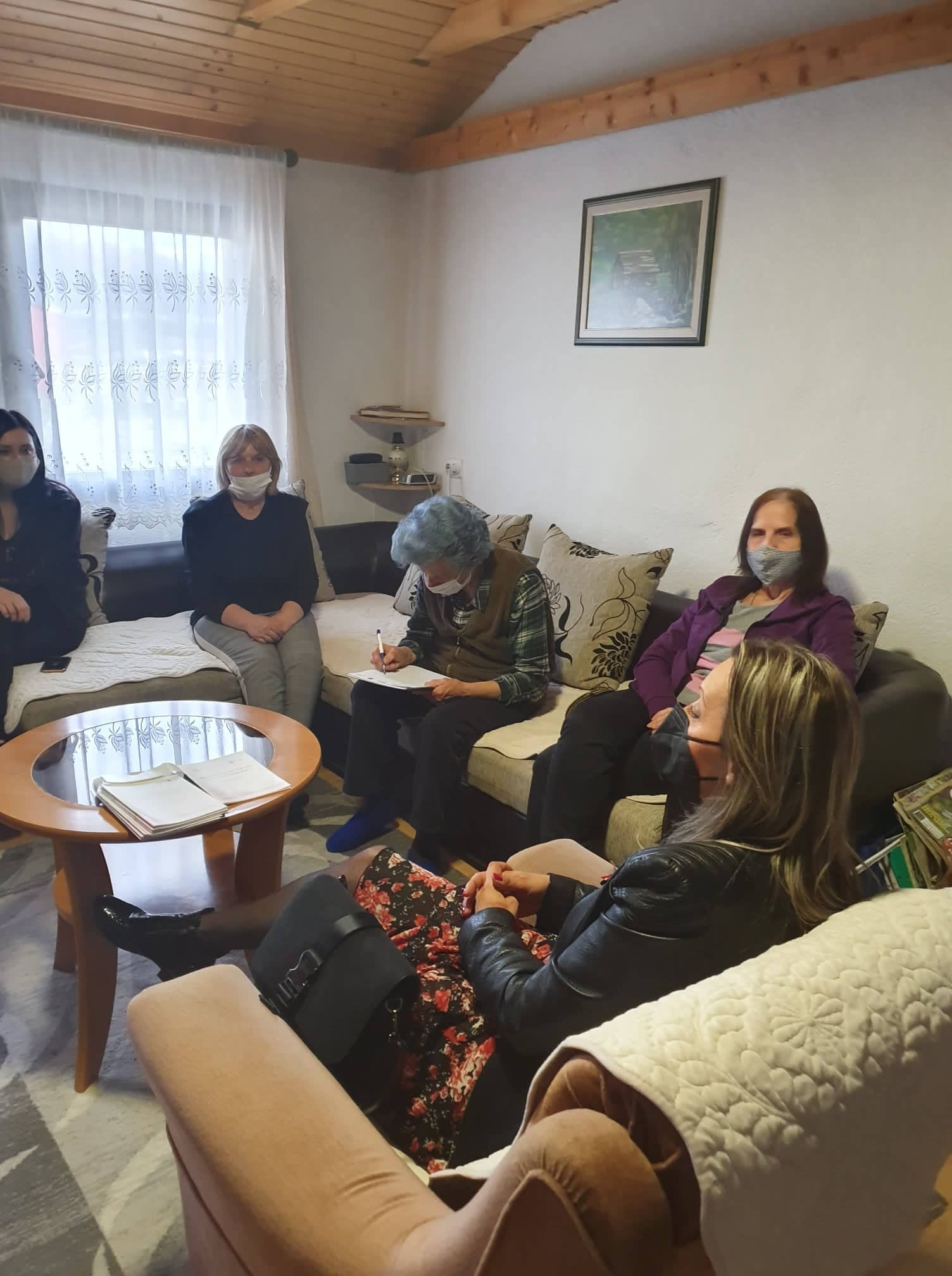 U okviru regionalnog projekta „Implementacija normi, promjena stavova“ aktivistkinje SOS telefon Berane razgovarale su o nasilju nad ženama i djecom. “Radili smo na izgradnji kapaciteta u skadu sa uslovima licenciranja servisa treninge u skladu sa akreditovanim programima Zavoda za dječiju i socijalnu zaštitu koji su prošle stručne radnice profila socijanog rada i psihologije nakon čega su u mogućnosti da polažu stručne ispite i dobiju licencu i nakon toga mogu raditi sa žrtvama nasilja”, kazali su iz SOS Berane.