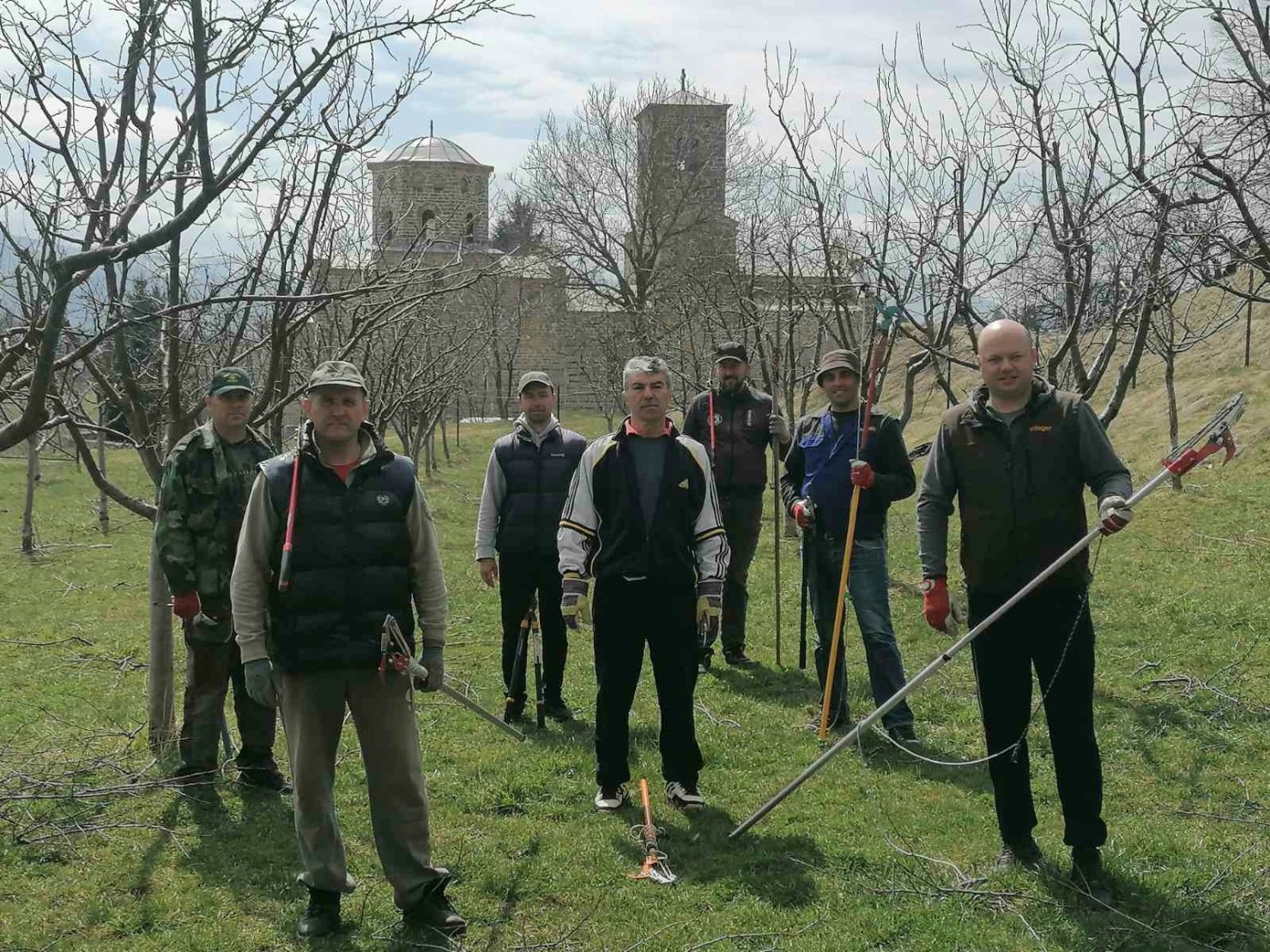 Orezali voće na gazdinstvu manastira Đurđevi stupovi