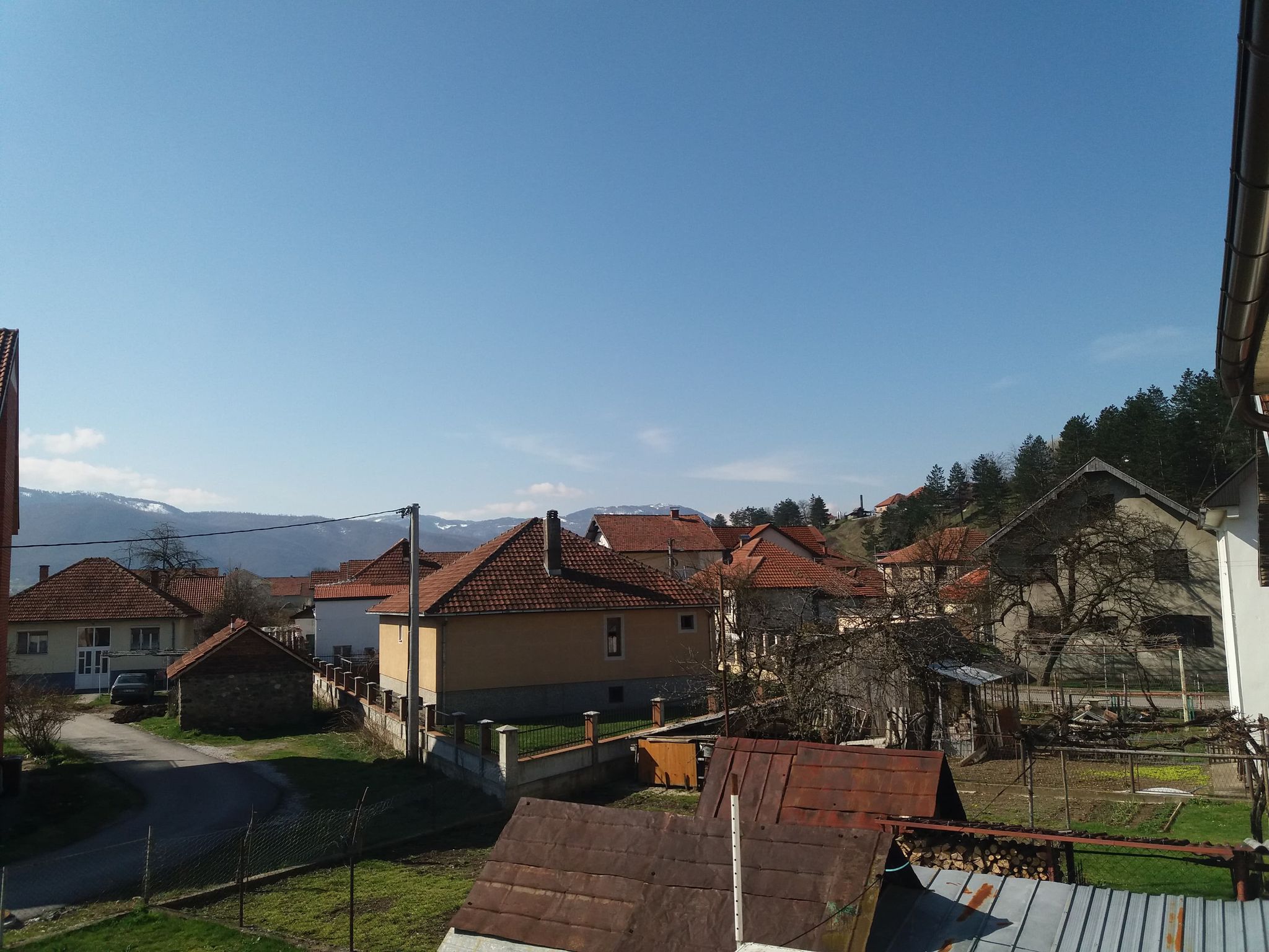 Danas sunčano i toplo Vec se moze vidjeti po neko ko uživa u jutarnjoj šetnji dok su neki na svojim poslovima. Grad odiše pozitivnim raspoloženjem iako je korona lijep dan ne može ništa da pokvari.