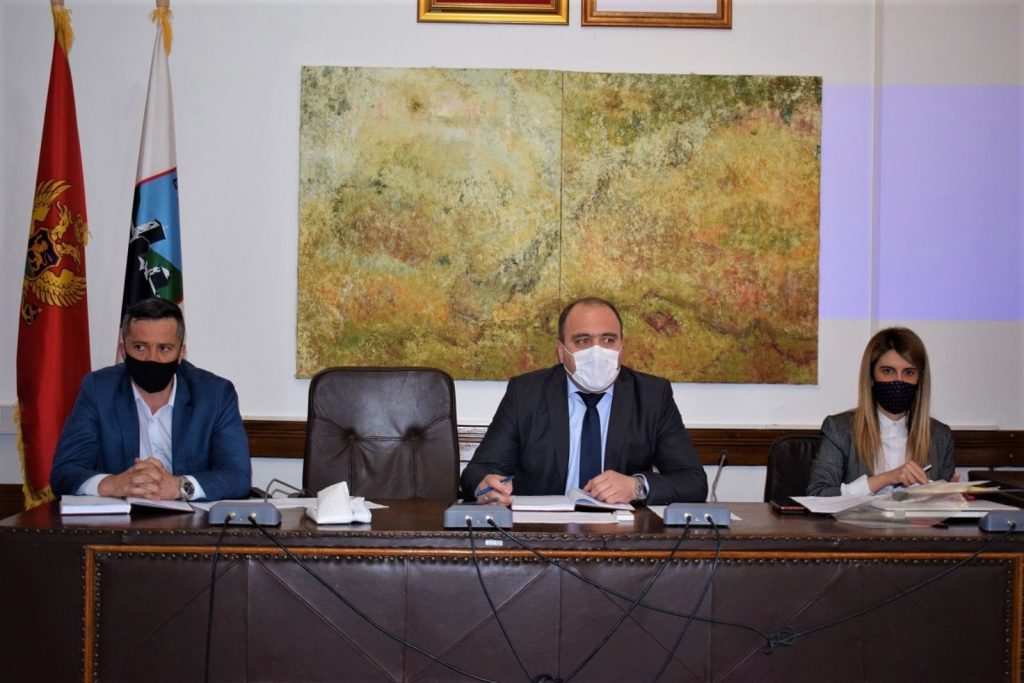 Obnovimo ljubav Ekološki pokret ,,Ozon" povom Svjetskog dana planate Zemlje poziva sve građane Crne Gore da se okrenu budućnosti i da ne dozvole da se naljepši dio planete pretvori u životnu sredinu u kojoj će mržnja pobijediti ljubav. Slogan pod kojim se obilježava ovogodišnji najvažniji ekološki datum glasi ,,Obnovimo Zemlju" i mi vjerujemo da je ljubav prema našem domu najveći dokaz patriotizma i da kao u svakoj porodici problemi moraju biti riješeni razgovorom, u mirnom tonu, sa željom da se prevaziđu i spremnosti da se sopstvenom žrtvom dokaže da nam je stalo. Trenutna situacija u Crnoj Gori zabrinjava sve i atmosfera u kojoj živimo, gdje političke teme dominiraju nad životnim, nije zdrava i održava se kako na ljudsko zdravlje, tako i na sve drugo oko nas. Iz tog razloga i želimo poslati molbu svima nama koji zajedno živimo u Crnoj Gori da se okrenemo budućnosti, koja može biti svijetla, ukoliko želimo da ne živimo u mraku i prošlosti, koja nam ništa dobro nije donijela. Vjerujemo u pamet svih nas i želimo da obnovimo i realizujemo najhumaniju ideju ekološke države Crne Gore. Kroz proces nacionalnog brendiranja možemo stvoriti svijetlu budućnost i zemlju u koju će svako željeti da investira jer njeni građani dokazuju i pokazuju ljubav. Nadamo se da će nas biti sve više koji želimo da praštamo i dajemo šanse i onima koji su pogriješili, jer samo tako možemo očekivati da se dobro dobrim vrati, Krajnje je vrijeme da obnovimo ljubav jer bez ljubavi nema ni budućnosti.