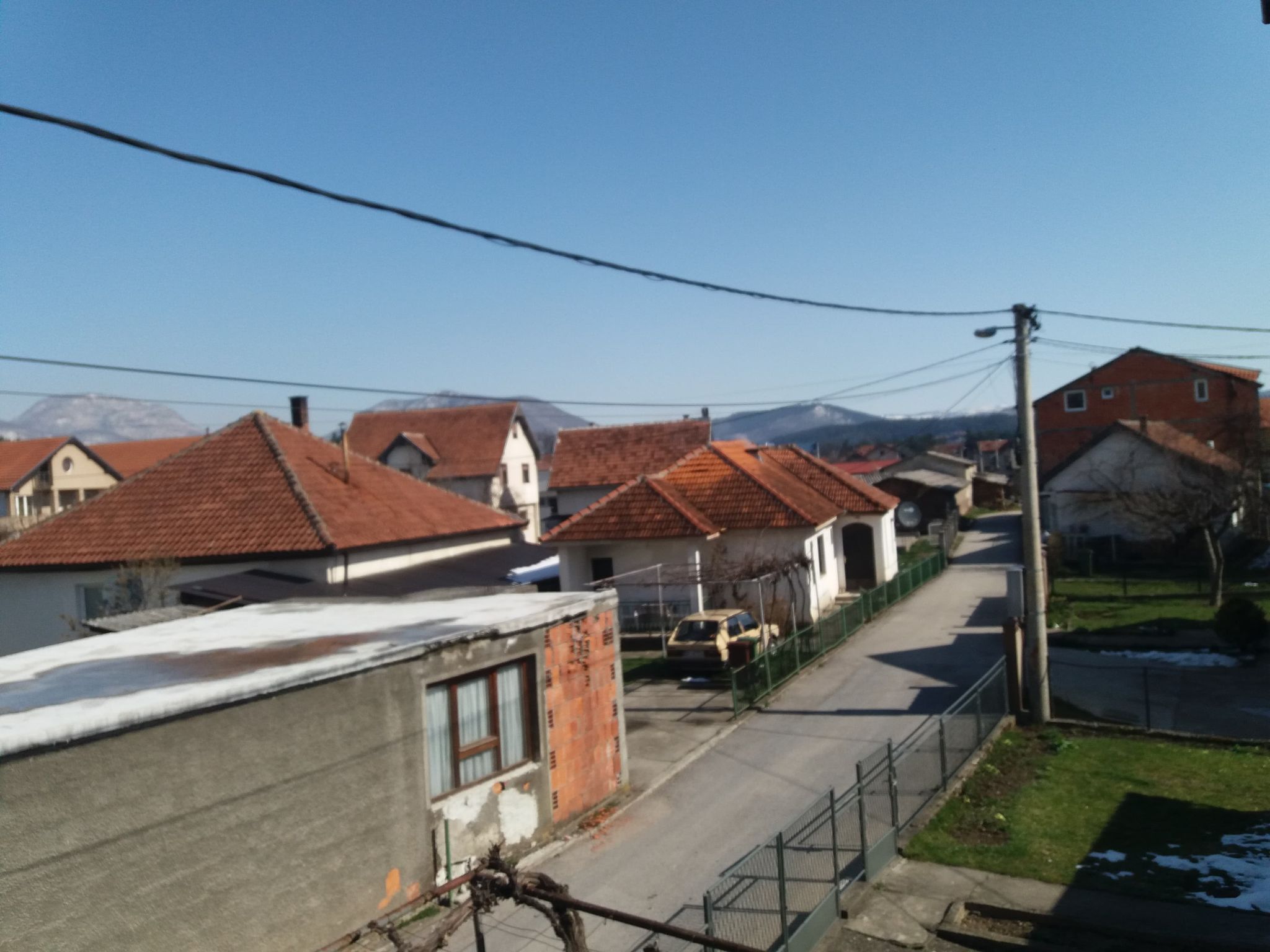 Još uvijek prohladno, ali grije sunce danas, snijeg se topi i nadamo se da nece vise padat'