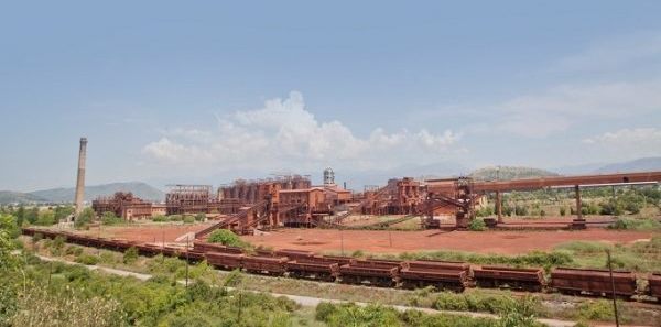 U izvještaju Inspekcije rada o uslovima u kojim rade radnici Kombinata aluminijuma (KAP) u stečaju, nema nijedne stavke koja bi ukazivala na kršenje zakonom zagarantovanih prava, piše Pobjeda. Izvještaj je poslat Ministarstvu ekonomije, Uniji slobodnih sindikata i KAP-u stečaju. U izvještaju koji su sačinili glavna inspektorka rada Angelina Međedović, te inspektori za radne odnose i zapošljavanje, kao i zaštite na radu Vlatko Popović i Zlatko Popović, navodi se da nijesu mogli da obavljaju inspekcijski nadzor u skladu sa tim zakonom, jer nijesu nadležni za kompanije koje su u stečaju, ali da su obišli proizvodne pogone Anoda, Elektroliza i Livnica sa održavanjem i izvršili uvid u dokumentaciju. U izvještaju, u koji je Pobjeda imala uvid, navodi se da je ukupno angažovano 395 osoba, od kojih 324 po ugovorima na određeno (prijavljeni na obavezno socijalno osiguranje), 71 osoba po ugovorima o pružanju usluga, od kojih je 26 penzionera mlađih od 67 godina. Rade u petobrigadnom sistemu, što znači da tri dana rade, a dva su dana slobodni. Konstatovali su da su od otvaranja stečaja bila samo dva prigovora stečajnom sudiji, koji su imali epilogu sudskom postupku. Zarade se isplaćuju redovno i radnicima uručuju obračuni, isplaćuje se uvećanje po osnovu prekovremenog, smjenskog, prazničnog i noćnog rada, ali se ne uplaćuje dodatni doprinos za beneficirani staž, radnici imaju slobodne dane po raznim osnovama (114 odluka u 2020), kao što su vjenčanje, rođenje, smrt člana porodice, dobrovoljno davanje krvi, ljekarski pregledi, kao i odsustva po rješenjima o samoizolaciji, koja su 100 odsto plaćena. Konstatuju da je radnicima omogućeno korišćenje 12 slobodnih dana godišnje od 2019, a prethodno su imali pravo na šest. “Dakle, evidentno je da su angažovanima po ugovoru na određeno obezbijeđena prava veća od propisanih Zakonom o stečaju, odnosno u skladu sa Zakonom o radu, osim prava na godišnji odmor u punom trajanju, ali se ide ka tome, kako je izjavio stečajni upravnik”, navode inspektori u izvještaju. Oni su kazali da je prošle godine ispitano 162 sredstva za rad, od kojih je van upotrebe stavljeno 11 kojim nijesu bile obezbijeđene propisane mjere zaštite na radu. Obezbijeđen je zdravstveni pregled za 238 zaposlenih raspoređenih na 100 radnih mjesta sa posebnim uslovima rada. Od 128 izvještaja Doma zdravlja, tri su sa mišljenjem da zaposleni na tim mjestima nijesu sposobni za rad, a Centar za zaštitu na radu je poslao predlog za njihovu preraspodjelu na druga radna mjesta. U okviru KAP-a, navode, postoji ambulanta Doma zdravlja, koja godišnje obavi osam hiljada pregleda. Navodi se da je od 2009. bilo ukupno 117 povreda na radu, a 44 od uvođenja stečaja 2013. godine. Konstatovano je da se sprovode mjere prevencije Instituta za javno zdravlje za pandemiju. Nabavljeno je dovoljno platnenih maski, zaštitnih rukavica, kao i alkohol kao dezinfekciono sredstvo. Pojačane su mjere dezinfekcije radnih i sanitarnih prostorija, kao i vozila za organizovani prevoz zaposlenih, a redovno se rastvorom hlora dezinfikuju saobraćajnice i prilazne staze svim objektima. Izvor: Mina biznis