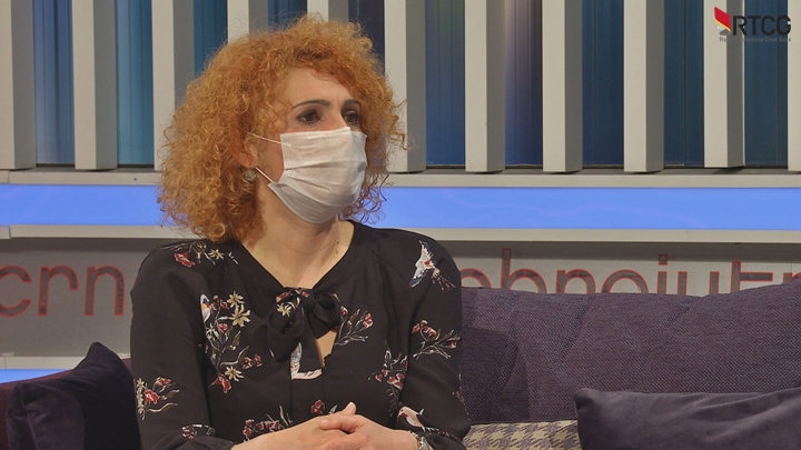 Raičević: Za očekivati je pad broja umrlih od korone Specijalista epidemiologije Radica Raičević kazala je da su podaci o broju novoinficiranih korona virusom u posljednje dvije, tri sedmice ohrabrujući, te da se može govoriti o značajnom padu novih slučajeva. Raičević kaže da su visoke brojke koje se odnose na umiranje, ali i pojašnjava da talas umiranja prati talas obolijevanja. “Sve one brojke koje smo imali u prethodnom periodu sada dolaze na naplatu pa je velika i smrtnost u Crnoj Gori. Ako se trend pada registrovanja novih slučajeva nastavi, za očekivati je da za par sedmica imamo pad broja smrtnih slučajeva”, istakla je Raičević u Jutarnjem programu TVCG. Ona je istakla da je došlo i do pada broja pacijenata koji zahtijevaju preglede na nivou primarne zdravstvene zaštite. Upozorila je da dalji tok epidemijie zavisi od nas samih, te poštovanja epidemioloških mjera, ali i vakcinacije. Stoga smatra da je potrebno u što većem broju odazvati se procesu imunizacije. Zdravstveni sistem je, kako je rekla, spremna za masovnu vakcinaciju stanovništva nakon što stignu očekivane količine cjepiva. Kaže da je nadležnima prijavljeno 195 neželjenih dejstava vakcine, navodeći da se najviše njih odnosi na rusku vakcinu. Nuspojave se uglavnom odnose na temperaturu i malaksalost. “To traje bukvalno dan dva i prođe bez nekih neželjenih efekata na organizam”, rekla je ona, navodeći da kad je u pitanju AstraZeneka nije bilo prijava povezivanja sa stvaranjem trombova. Izvor: RTCG