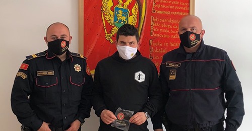 NVO “Vis Legis” poklonio petnjičkoj policiji maske