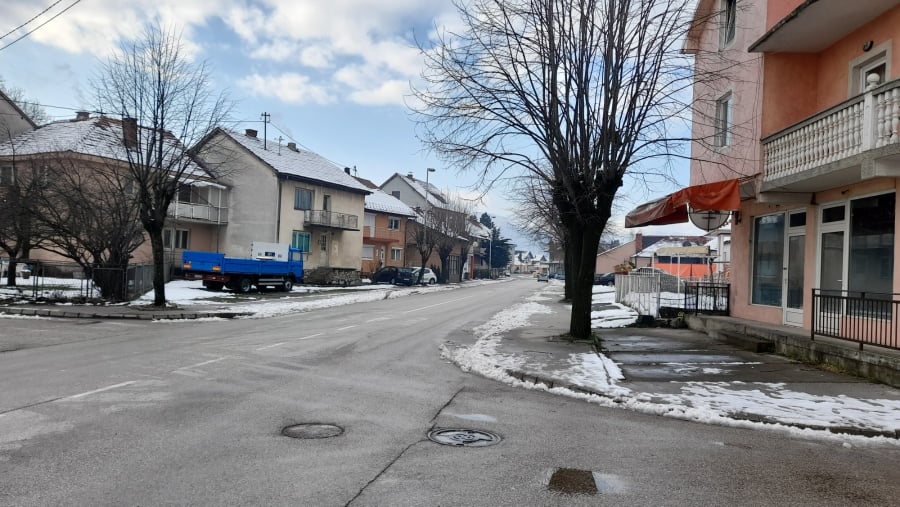 Trenutno u Beranama U Beranama danas sunšano, snijeg se aktivno otapa. Ali je još hladno. Početak nove radne nedjelje sugrađani provode žureći da završavaju svoje obaveze. Deveti razredi su danas u školama, ostali đaci su i dalje onlajn. Savjet sugrađanima da ne idu ispod krovova kuća jer padaju nanosi snijega i leda. Trenutno je tri stepena. Ostajte nam zdravo i uz nas!