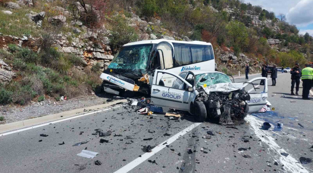 Sudar autobusa i automobila kod Rijeke Crnojevića: Poginuo mladić, povrijeđeno devet osoba
