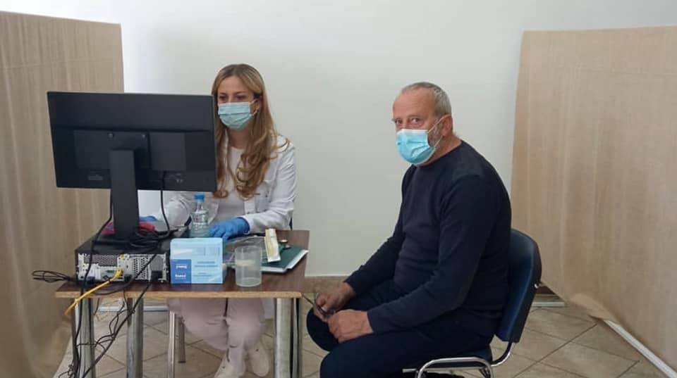 U Domu zdravlja u Andrijevici stiglo je 700 doza kineske vakcine Sinofarm. Masovna vakcinacija počela je danas, u Domu kulture u Andrijevici. Vakcinacija se obavlja svakog dana od 8 do 13 časova i 30 minuta u prvoj smjeni, i od 14 časova i 30 minuta do 20 časova u drugoj smjeni. Pacijenti moraju imati kod sebe identifikacioni dokument.