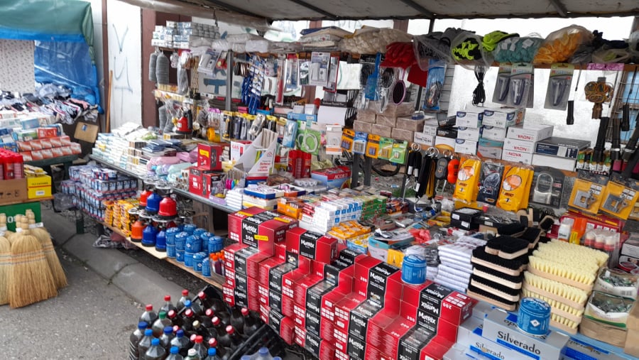 “Kod mene je najveća potražnja za štepdekama i pokrivačima. Takođe jastuci mi dobro prolaze. Pravila nema, nekada su pazarni dani loši, a vikend bude odličan. Što se tiče ovih sitnica (miris za auto, šarafi, alat), to je sve sitna para i cijena toga je od euro do 2-3e, ali ni to ne prolazi. Narodu je milije da ode na buvljak pod Trebjesom da kupi ono što je polovno nego ođe”, rekao nam je prodavac Nikola. Cijene su povoljne. Cijena trenerki je od 6.00 eura do 8.00 eura. Čarape se kreću od 0.50 eura do 1.50 eura. Cijena džempera je od 5.00 do 10.00 eura. Cijene jastuka su od 4.00 do 6.00 eura, čaršavi 10.00e. Papuče se kreću od 3.00 do 10.00 eura. Razne sitne stvari (mirisi za kola, noktarice, špage, šarafi....) po cijeni od 1.00e