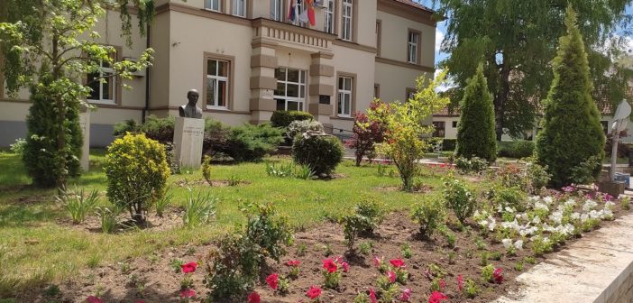 Komunalno zasadilo cvijeće ispred zdrade Opštine