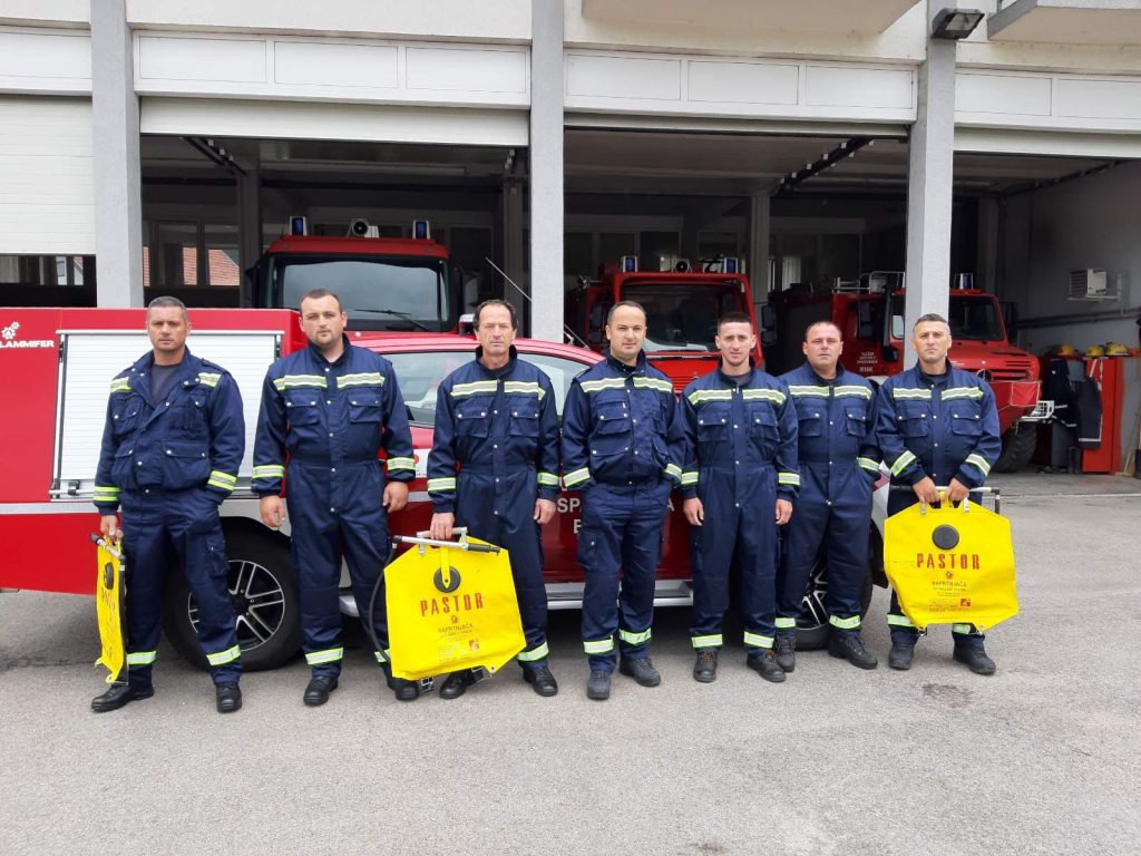 Predsjednik Bogavac čestitao Međunarodni dan vatrogasaca Predsjednik Opštine Berane, Tihomir Bogavac čestitao je danas vatrogascima-spasiocima Službe zaštite i spasavanja Opštine Berane 4. maj, Međunarodni dan vatrogasaca. „Zahvaljujem vatrogascima-spasiocima Službe zaštite i spasavanja Opštine Berane na odgovornosti i hrabrosti, profesionalnosti koja se ogleda u njihovom nesebičnom radu na zaštiti života i imovine građana Berana, bez obzira na težinu posla koji obavljaju tokom cijele godine. Solidarnost i humanost koje iskazujete i u trenutnim okolnostima borbe sa koronavirusom, kao i napor koji gotovo svakodnevno ulažete obavljajući ovu plemenitu profesiju, nebrojeno puta u proteklom periodu učinili su sve nas ponosnima. Opština Berane će nastaviti sa kontinuiranim ulaganjem u službu kako bi se poboljšali i ojačali njeni kapaciteti i unaprijedio rad. Uz najbolje želje na ličnom i profesionalnom planu, u ime Opštine Berane i u svoje lično ime, želim da vam uputim najiskrenije čestitke povodom Međunarodnog dana vatrogasaca“, navodi se u čestitki predsjednika Bogavca.