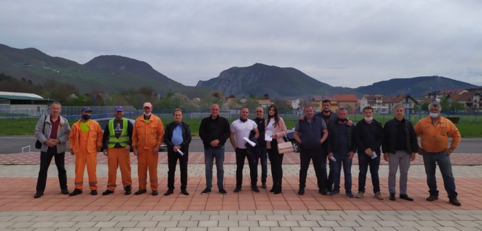 Vakcinisali se i radnici Komunalnog Vakcinisala su se juče i 32 zaposlena iz Komunalnog preduzeća, i na taj način se organizovano pridružili akciji masovne vakcinacije u našem gradu. Zaposleni u preduzeću koje vodi brigu o higijeni i čistoći grada na čelu sa direktorom Savom Vučetićem su primili prvu dozu kineske vakcine Sinofarm. “Naše preduzeće se odazvalo imunizaciji iz razloga što su zaposleni u Komunalnom izloženi opasnosti od zaraze koronavirusom, kako oni u administraciji, tako i oni koji rade na održavanju gradske čistoće i zelenila, sakupljanju i odvozu komunalnog otpada”, kazao je Vučetić. On je konstatovao da građani ne vode računa o tome kako će odložiti svoju masku, a moguće je da ne znaju da su pozitivni na Kovid-19 i onda radnik Komunalnog preduzeća tu masku, koja je odložena na nepropisan način, mora ukloniti, čime je izložen virusu. “Vakcinacija je jedini vid na koji način se mi svi i članovi naših porodica, kao i zaposleni možemo zaštititi od ove pošasti. Pozvao bih sve građane Berana i Crne Gore da se vakcinišu jer to je jedini način da se oslobodimo ove teške bolesti. Takođe, pozvao bih sve radnike komunalnih preduzeća u državi da aktivno, kao i mi učestvuju u vakcinaciji i zaštite se”, naglasio je direktor Vučetić, koji je najavio da će se još zaposlenih u njegovom preduzeću vakccinisati kada stignu nove količine ruske vakcine Sputnjik V. Direktorica Doma zdravlja doktorica Julijana Zečević, kazala je da se na dnevnom nivou vakciniše od 400 do 500 naših sugrađana. “Prvog dana, vakcinu je primilo 495 pacijenata. Zadovoljni smo odzivom građana do sada. Nadamo se da će vakcinacija biti u još većem obimu. Trenutna epidemiološka situacija u našem gradu je zadovoljavajuća, mogu reći i dobra, jer posljednjih sedam dana na dnevnom bilježimo od nula do četiri novooboljela. Ona je pozdravila i pohvalila gest radnika i menadžmenta Komunalnog preduzeća, kako bi i svaki drugi masovni odziv vakcinaciji, iz razloga, kako kaže, što svi mi trebamo biti svjesni da naš jedini put za izlazak iz ove situacije je masovnost vakcinacije i poštovanje epidemioloških mjera. Na naše pitanje – da li se neka starosna grupa izdvaja za vakcinaciju, dr Zečević je odgovorila da se sve uzrasne grupe javljaju za vakcinaciju, tako da ne može reći da određena populacija preovladava, jer se javljaju i mlađi i stariji sugrađani. Izvor: Radio Berane