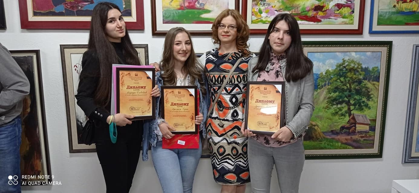 Tri nagrade za učenice Srednje stručne škole Vukadin Vukadinović Književno veče održano je sinoć u Narodnoj biblioteci "Dr Radovan Lalić" a povod je bio literarni konkurs na temu "Mostovi u vremenu i prostoru" na kome su učestvovali učenici srednjih škola iz Berana i Andrijevice. Deset najboljih radova čitali su nagrađeni učenici, a među nagrađenima su bila i tri rada učenica Srednje stručne škole Vukadin Vukadinović: Marije Babović III tt, Dragane Pajović II tds i Adelise Gojak II tds. Mentor nagrađenih učenica je profesor crnogorskog-srpskog, bosanskog, hrvatskog jezika i književnosti.