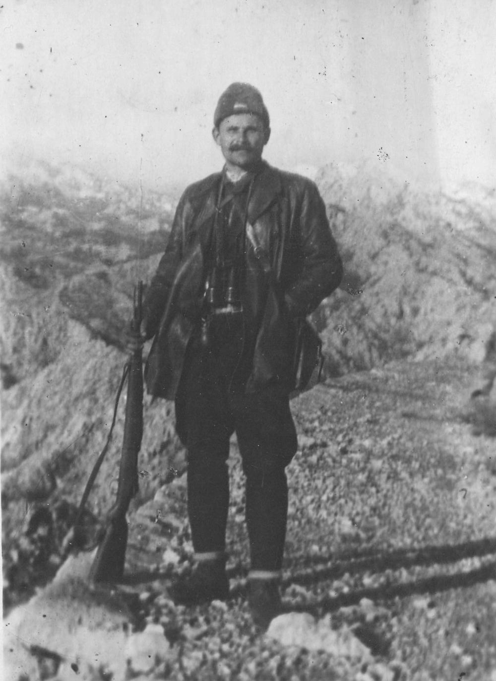 Iz Vlade i Ministarstva finansija negirali su da postoji plan rasprodaje državne imovine, kako bi bio vraćen dug kineskoj banci odobren radi finansiranja izgradnje prioritetne dionice autoputa. Iz Vlade su to kazali Danu, nakon što je agencija Reuters prenijela da Crna Gora sa velikim dugom prema Kini pregovara o korišćenju stotina miliona EUR jeftinog kredita Evropske unije i priprema se za rasprodaju državne imovine kako bi ublažila svoju finansijsku zavisnost od Pekinga. Iz Vlade su objasnili da su više puta isticali da Crna Gora ima stabilne javne finansije. “Nije tačno da se priprema bilo kakva rasprodaja državne imovine, niti za tim ima potrebe. Ova Vlada je obezbijedila da Crna Gora ima novca za finansiranje svih obaveza, što uključuje i one prema kineskim povjeriocima”, rekli su iz Vlade i Ministarstva finansija. Oni su naveli da su jasno više puta saopštili da od Evropske unije nijesu tražili da preuzme ili otplati dugovanja koja imaju za nezavršeni autoput, koji je ugovarala bivša vlast. “Otvoreni smo za saradnju sa našim evropskim partnerima, da bismo došli do najpovoljnijih mogućih uslova kada je riječ o finansiranju strateških projekata u Crnoj Gori, kakav je i autoput”, rekli su iz Vlade i Ministarstva finansija. Oni su kazali da su predvidjeli servisiranje svih kreditnih obaveza u ovoj godini. “Predlogom budžeta za ovu godinu, čije se usvajanje ovih dana očekuje od Skupštine, predvidjeli smo sredstva za otplatu i servisiranje svih kreditnih obaveza u ovoj godini. Crna Gora ima stabilne i održive javne finansije, zahvaljujući pravovremenoj emisiji obveznica, ali i uvođenjem programskog budžeta koji je pomogao pri racionalizaciji i smanjenju nepotrebnih troškova”, kazali su iz Vlade. Inače, pitanje duga prema kineskoj banci bila je jedna od tema razgovora crnogorskog premijera Zdravka Krivokapića i evropskog komesara za pregovore o pridruživanju Olivera Varheljija u martu ove godine u Podgorici. Varhelji je u aprilu rekao da razmatraju kako da pomognu Crnoj Gori da se suoči sa teškoćama koje su nastale usljed kreditnog aranžmana sa kineskom bankom za autoput i koji je velika finansijska prepreka za Crnu Goru. Tada je kazao i da nije na EU da plaća umjesto drugih zajmove, ali i da to nije ono što Vlada traži od EU već da se razmotri mogućnost refinansiranja, odnosno drugi finansijski modaliteti. Agencija Reuters objavila je u petak, pozivajući se na zvaničnike EU koji su tražili da ostanu anonomni, da je crnogorski dug prema Kini u fokusu rasprave o kineskom uticaju u Evropi i mogao bi zakomplikovati proširenje EU na Balkan.