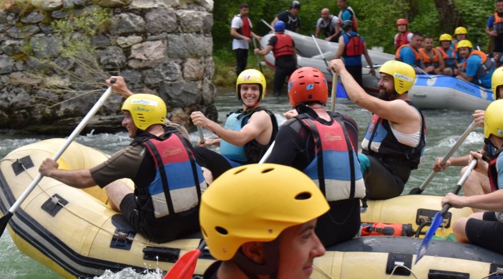 Danas je iz Plava krenula 22. Tradicionalna Limska regata, na kojoj su učestvovali rafteri iz Srbije, BiH, kao i rafteri iz Bijelog Polja, Berana, Andrijevice, saopšteno je iz turističke organizacije Plav (TO Plav). Ovu manifestaciju je otvorio predsjednik opštine Plav Nihad Canović zajedno sa predsjednikom NVO Euromost Almerom Mekićem i direktoricom TO Samirom Canović. On je naglasio, da “trajanje Limske regate 22. godine potvrđuje činjenicu da za lijepu prirodu i sport ne postoje barijere i da ova manifestacija traje i spaja ljude, gradove i države”. Canović je na kraju pozvao sve učesnike Limske regate, da odaju minutom ćutanja počast Jezdimiru Jezdu Vujičiću jednom od Osnivača Limske regate, koji je preminuo prije pola godine. “Regata je krenula u 11.30 časova sa splavova na Plavskom jezeru gdje su rafteri prešli dionicu od Plava do Andrijevice, u dužini od 25 kilometra. Ova manifestacija promoviše turističke potencijale opština kroz koje prolazi rijeka Lim, kao i pogodne terene za upražnjavanje ekstremnih sportova”, navode iz TO Plav. Kako dodaju, Limska regata je uspješno završena u Andrijevici, gdje će se rafteri večeras družiti uz muzički program koji je za njih pripremila turistička organizacija Andrijevice. “22. Limsku regatu ove godine su organizovale turistička organizacija Plav i turistička organizacija Andrijevica”, zaključuju iz TO Plav.