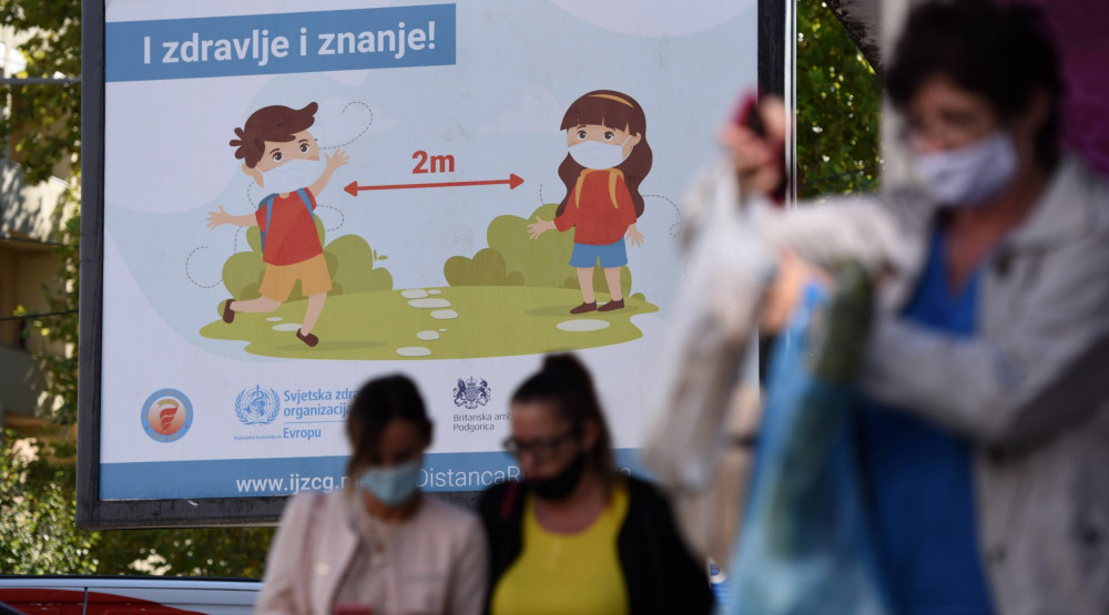 Proširen spisak: Državljani Švajcarske i Moldavije bezuslovno ulaze u Crnu Goru U okviru seta epidemioloških mjera koje će važiti do 18. juna, Savjet Vlade Crne Gore za borbu protiv korona virusa odlučio je da proširi spisak zemalja čiji državljani mogu slobodno da ulaze u Crnu Goru. “Od utorka, 8. juna, granice Crne Gore bezuslovno su otvorene za državljane Švajcarske i Moldavije. Od ranije, bez dokaza o vakcinaciji ili nekog od testova na korona virus, u Crnu Goru ulaze državljani Srbije, Hrvatske, Bosne i Hercegovine, Kosova, Albanije, Sjeverne Makedonije, Rusije, Ukrajine, Bjelorusije, svih zemalja članica Evropske unije i Izraela”, saopšteno je iz Ministarstva zdravlja. Podsjećamo, u okviru posljednjeg seta mjera, liberalizovan je niz uslova pod kojima se održavaju različite manifestacije. Dozvoljavaju se izleti i ekskurzije u Crnoj Gori, uz organizaciju putovanja za najviše 50 učenika, uz obavezu organizatora (škole) da odredi lice koje će biti odgovorno za putovanje propisanog broja ljudi i uz poštovanje važećih epidemioloških mjera. U baštama i na terasama ugostiteljskih objekata dozvoljavaju se svadbe, proslave matruskih večeri i druge privatne proslave, uz prisustvo do 50 ljudi, pod istim uslovima kao što se vrši i obavljanje ugostiteljske djelatnosti. U ugostiteljskim objektima (unutar objekta i na terasi/bašti) dozvoljava se emitovanje muzike korišćenjem elektroakustične opreme (instrumenata, pojačala i zvučnika, DJ žurke i slično), kao i emitovanje muzike/muzičkog programa preko uređaja za emitovanje muzike i akustičnih i elektroakustičnih uređaja, bez mogućnosti igranja i plesanja gostiju. I dalje važi zabrana muzike uživo unutar ugostiteljskih objekata. Izvor: CDM