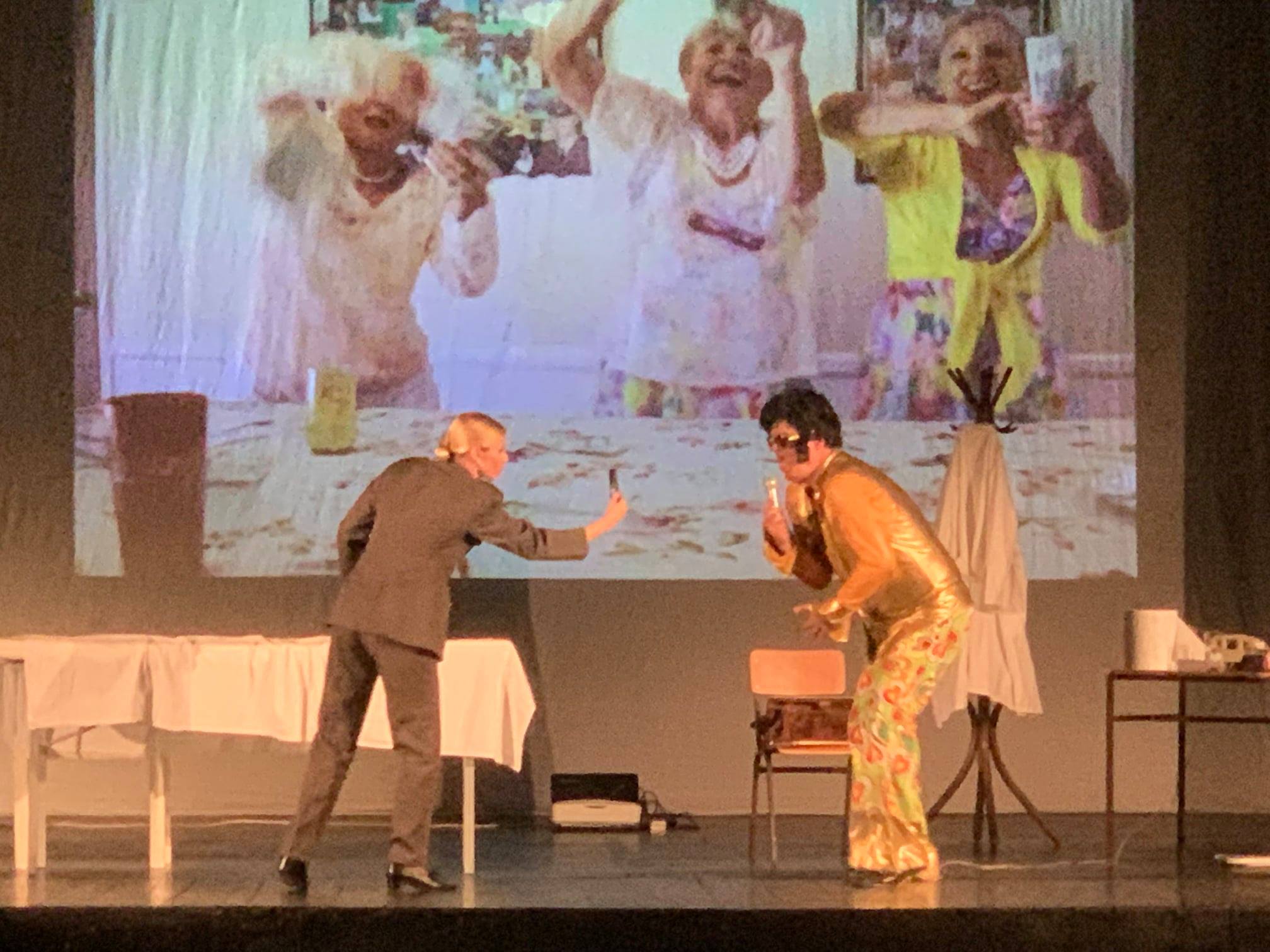 Izvedena predstava „Ja(o) meni“ Pozorišna predstava „Ja(o) meni“ produkcije Jugoart iz Beograda izvedena je sinoć (19.07. 2021.g) pred brojnom publikom u Centru za kulturu u Beranama. Izvjesni Blagoje Panajotović ( Srđan Ivanović) dolazi u regrutni centar, gdje ga dočekuje lekar-psihijatar, po činu kapetan LJudmila Krga - koju igra sjajna Mina Lazarević. Tu kreće niz vrlo zanimljivih situacija i peripetija o kojima nam govori ova dinamična komedija. Tekst i režiju potpisuje Velimir Teča. Program je izvoden u okviru manifestacije „Beransko kulturno ljeto“. Sjajna Mina Lazarević i Srđan Ivanović pobrali su simpatije i aplauze publike u Beranama.