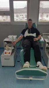 Učenici srednje Medicinske škole daju krv