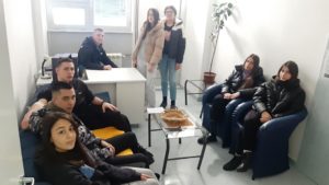 Učenici srednje Medicinske škole daju krv