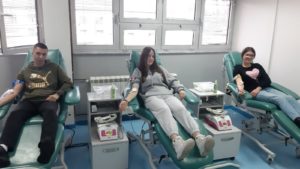 Učenici srednje Medicinske škole daju krv