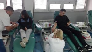 Učenici srednje Medicinske škole daju krv