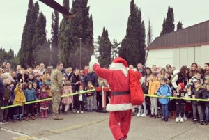 Djeda mraz obradovao mališane