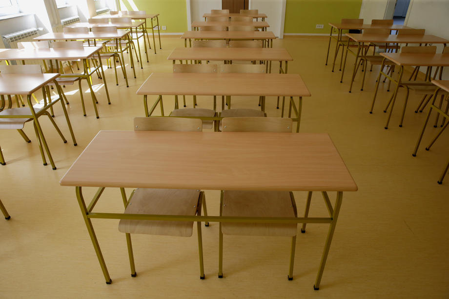 Prazne školske klupe