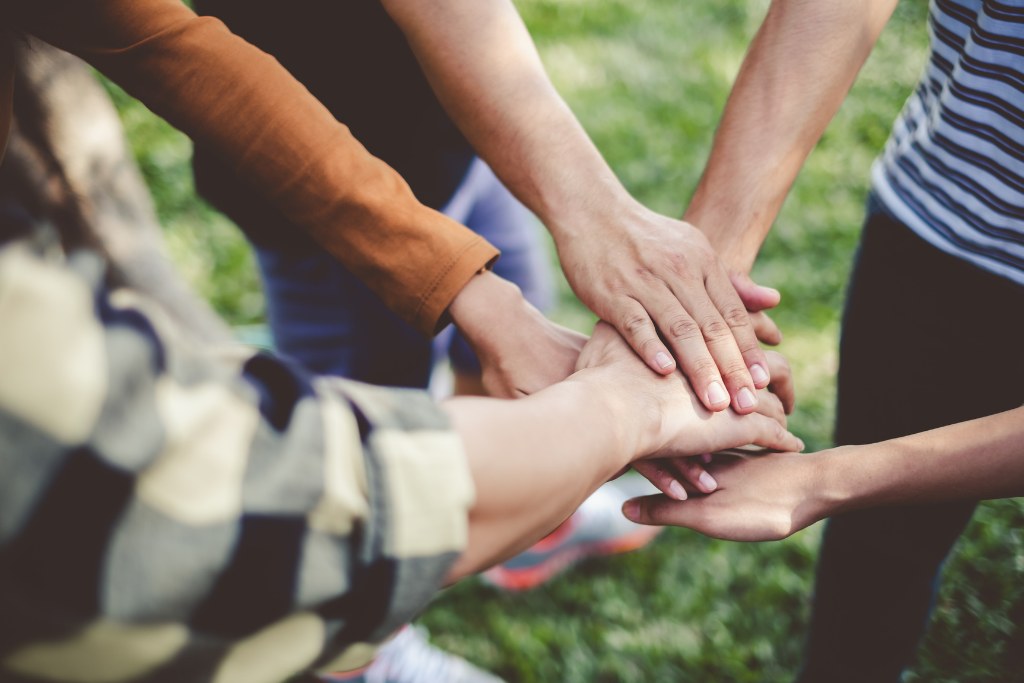 na slici mladi drze preklopljene ruke