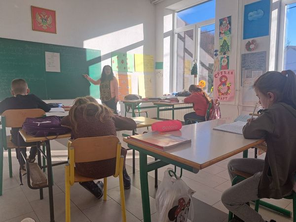 Danas je prof. razredne nastave Suzanaa Obradović održala ogledni čas iz matematike i CSBH u JU OŠ "Lubnice".