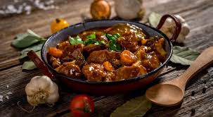 Gulaš od junetine s krompirom