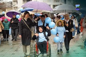 Kiša nije spriječila građane: Berane u znaku podrške osobama sa autizmom