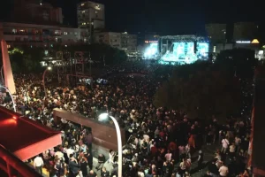 Suzavac bačen tokom koncerta Rikija Martina, policija traga za počiniocem