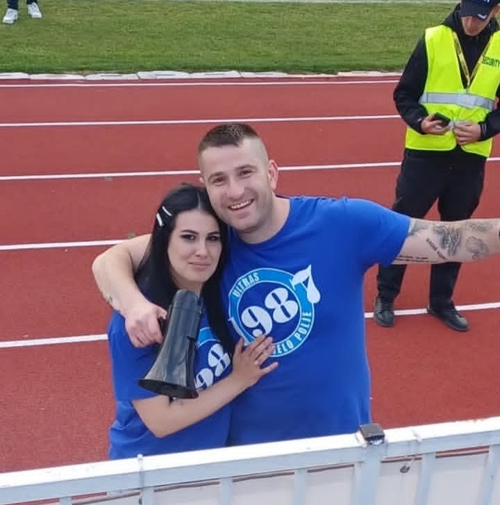 prosidba na stadionu, Bijelo Polje, Dražen Đurđević, Teodora Radović, Jedinstvo Budućnost, Ultras, emotivna prosidba, stadion Bijelo Polje