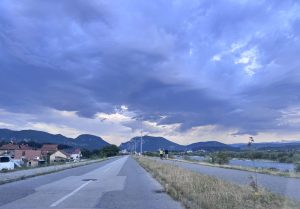 Uprkos najavljenoj kiši, Beranci veče proveli u šetnji zaobilaznicom