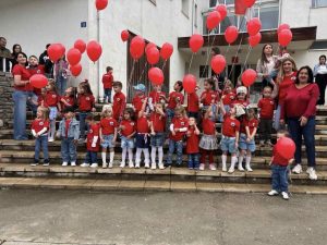 U susret školskim klupama – tradicionalna šetnja predškolaca VJ „Radost“