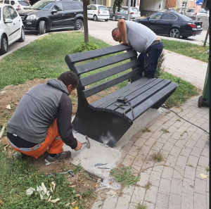 Postavljene nove klupe u parku u Ulici 8. crnogorske