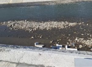 Uništeno više betonskih klupa na šetalištu pored Lima