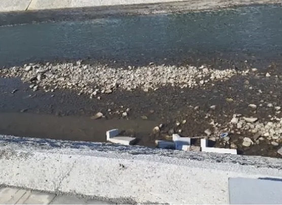 Uništeno više betonskih klupa na šetalištu pored Lima