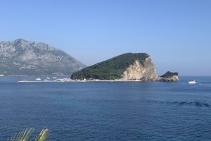 Muškarac preminuo na plaži ostrva Sveti Nikola kod Budve
