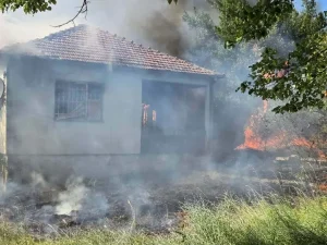 Vatra progutala kuću i objekte u Piperima