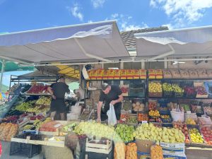 Ponuda na beranskoj pijaci privlači veliki broj kupaca